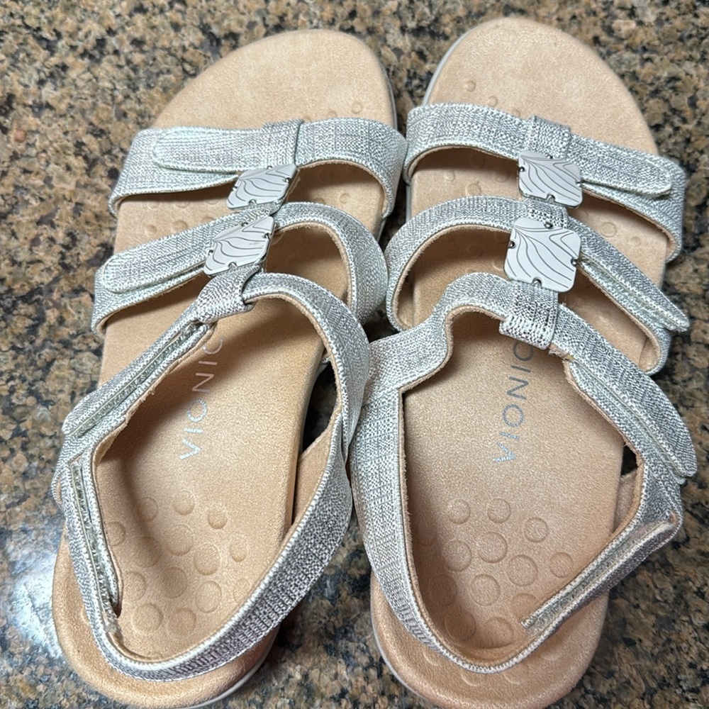 Vionic Amber Women's Adjustable Slide Sandal - O Silver Met Linen size 8 - Picture 13 of 15